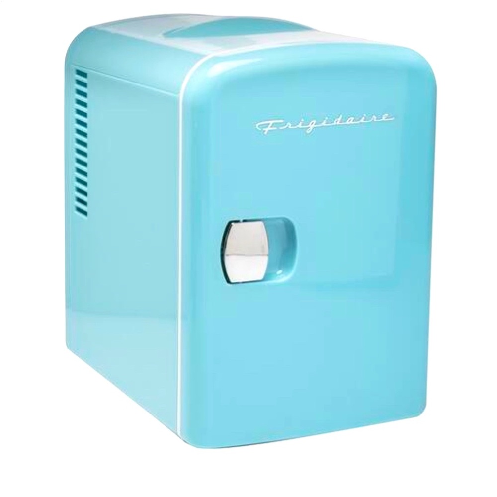 Mini Fridge 🧊— Frigidaire - Picture 2 of 8